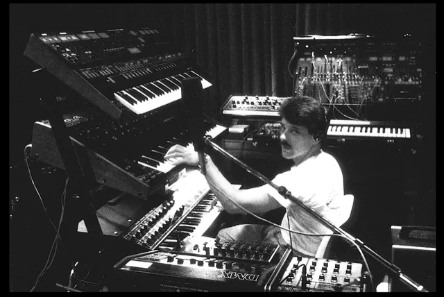 Historische Bilder zum Jubiläum der Powerplay Studios, Kurt Baebi am Synthesizer.